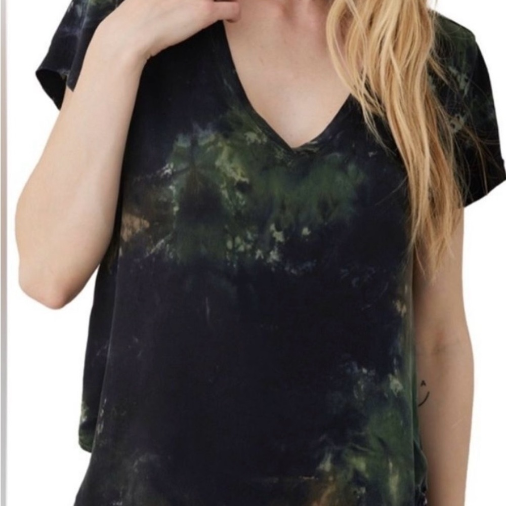 Bella Dahl dark green tie dyed short sleeve shirt